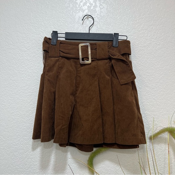 Brown Pleated Wide Leg Shorts with Belt - Picture 3 of 4